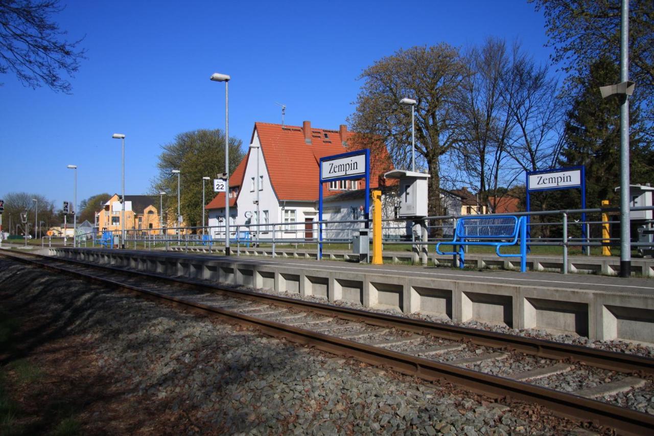 Apartment Ostseerose Ein Strandkorb Ist Im Sommer Inclusive Zempin Exterior foto